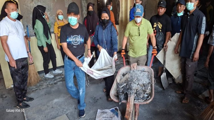 DPRD Kediri Turun Tangan Bersihkan Sisa Kebakaran, Warga Ramai-Ramai Ikut Gotong Royong