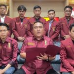 Ketua Umum DPP IMM, Riyan Betra Delza (depan tengah), bersama jajarannya saat membacakan pernyataan sikap DPP IMM. (Foto: tangkapan layar TV IMM)
