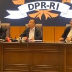 Wakil Ketua DPR RI, Sufmi Dasco Ahmad (tengah) bersama Cucun Ahmad Syamsurijal dan Saan Mustopa, saat konferensi pers menyampaikan keputusan DPR RI untuk menjawab tuntutan 17+8 yang disuarakan masyarakat, Jumat (5/9/2025). (Foto: tangkapan layar)