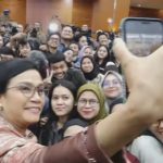 Mantan Menkeu Sri Mulyani Indrawati berswafoto usai melakukan serah terima jabatan dan berpamitan di Kantor Kemenkeu, Selasa (9/9/2025). (Foto: Ubay NA)