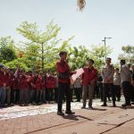 Aktivis IMM berorasi di depan Mapolresta Sidoarjo dalam aksi damai, Senin (1/9/2025). (Foto: Dok. /IST)