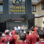 Para mahasiswa Umsida melakukan aksi damai di depan Mapolresta Sidoarjo, ditemui langsung oleh Kapolresta dan Bupati Sidoarjo. (Foto: Dok. /IST)