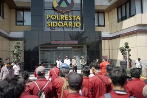 Mahasiswa Umsida Aksi Damai di Mapolresta Sidoarjo, Kapolresta dan Bupati Langsung Temui Massa