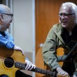 Ebiet G Ade (kiri) berduet dengan Iwan Fals dalam single Titip Rindu Buat Ayah. Kolaborasi dua musisi legendaris ini bisa dinikmati di Youtube Musica Studio. (Foto: Dok. Musica Studio)