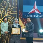Ketua Partai Demokrat Jatim, Emil Elestianto Dardak (paling kanan) dan Wakil Ketua DPRD Jatim Fraksi Partai Demokrat Sri Wahyuni (tengah), saat menerima penghargaan untuk partai politik berlogo mercy itu. (Foto: Dok.)