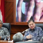 Menko Perekonomian Airlangga Hartarto (kanan) saat menghadiri Forum Guru Besar Institut Teknologi Bandung (ITB) di Bandung, Kamis (18/9/2025). (Foto: Kemenko Perekonomian)