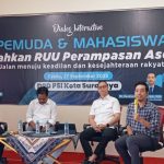 Dari kiri: Moderator Abdul Ghoni, Dosen FISIP Unair Suko Widodo, Ketua Fraksi PSI DPRD Kota Surabaya Josiah Michael, Dekan Hukum Universitas Narotama Rusdianto Sesung, dalam dialog interaktif pemuda dan mahasiswa bertajuk 'Sahkan RUU Perampasan Aset' yang digelar DPD PSI Kota Surabaya. (Foto: Ubay NA/ IST)