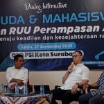 Ketua Fraksi PSI DPRD Kota Surabaya, Josiah Michael (dua dari kanan), menyampaikan paparannya dalam dialog interaktif bertajuk 'Sahkan RUU Perampasan Aset' pada Sabtu (27/9/2025). (Foto: Ubay NA/ IST)