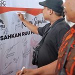 Sejumlah pemuda dan mahasiswa menandatangani dukungan untuk mendorong segera disahkannya RUU Perampasan Aset, Sabtu (27/9/2025). (Foto: Ubay NA/ IST)