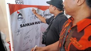 Pemuda dan Mahasiswa Surabaya Tandatangani Dukungan Sahkan RUU Perampasan Aset