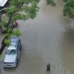 Banjir yang menerjang di sekitar Jalan Nakula, Denpasar Utara, Bali. (Foto: tangkapan layar Info Denpasar)