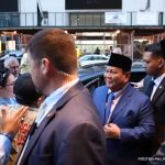 Presiden RI Prabowo Subianto keluar dari mobil saat tiba di tempatnya bermalam di New York, disambut para Diaspora Indonesia, Sabtu (20/9/2025) waktu setempat. Prabowo dijadwalkan bakal menyampaikan pidato dalam Sidang Majelis Umum PBB pada 23 September 2025 nanti. (Foto: tangkapan layar Setpres)