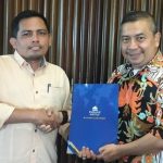 Kepala SMK Muhammadiyah Kota Banda Aceh, Muzadi S.Pd.I., menyepakati kerja sama bersama Direktur Utama Exzellenz Institut, Dr. Raden Agoeng Hardianto Wibowo. (Foto: Dok. Rizki/ IST)