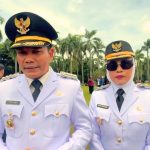 Bupati Sidoarjo Subandi (kiri) dan Wakil Bupati Mimik Idayana, usai pelantikan keduanya pada Februari 2025 lalu. (Foto: Dok.)