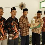 Penyaluran bantuan oleh LPCRPM PWM Lampung dan Lazismu Wilayah Lampung di Dente Teladas. (Foto: Dok. Panitia)
