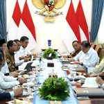 Presiden Prabowo Subianto memimpin rapat terbatas bersama sejumlah menteri di Istana Merdeka, Jakarta, pada Selasa (9/8/2025). (Foto: Setpres)