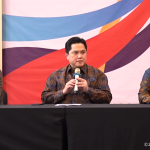 Menpora Erick Thohir (tengah) dan Wamenpora Taufik Hidayat (kiri), saat konferensi pers mengumumkan pencabutan Permenpora 14/2024 pada Selasa (23/9/2025). (Foto: tangkapan layar Kemenpora)