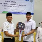 PT PNM bersama BAZNAS RI menyalurkan bantuan ambulans ke Pemkab Aceh Timur. (Foto: Rizki/ IST)