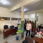 Wali Kota Surabaya, Eri Cahyadi, saat melakukan inspeksi mendadak (sidak) di Kantor Kelurahan Kebraon, Kecamatan Karang Pilang, Senin (8/9/2025). (Foto: Pemkot Surabaya)