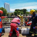 Perbaikan fasilitas umum yang rusak usai aksi unjuk rasa besar-besaran beberapa hari yang lalu. (Foto: Pemkot Surabaya)