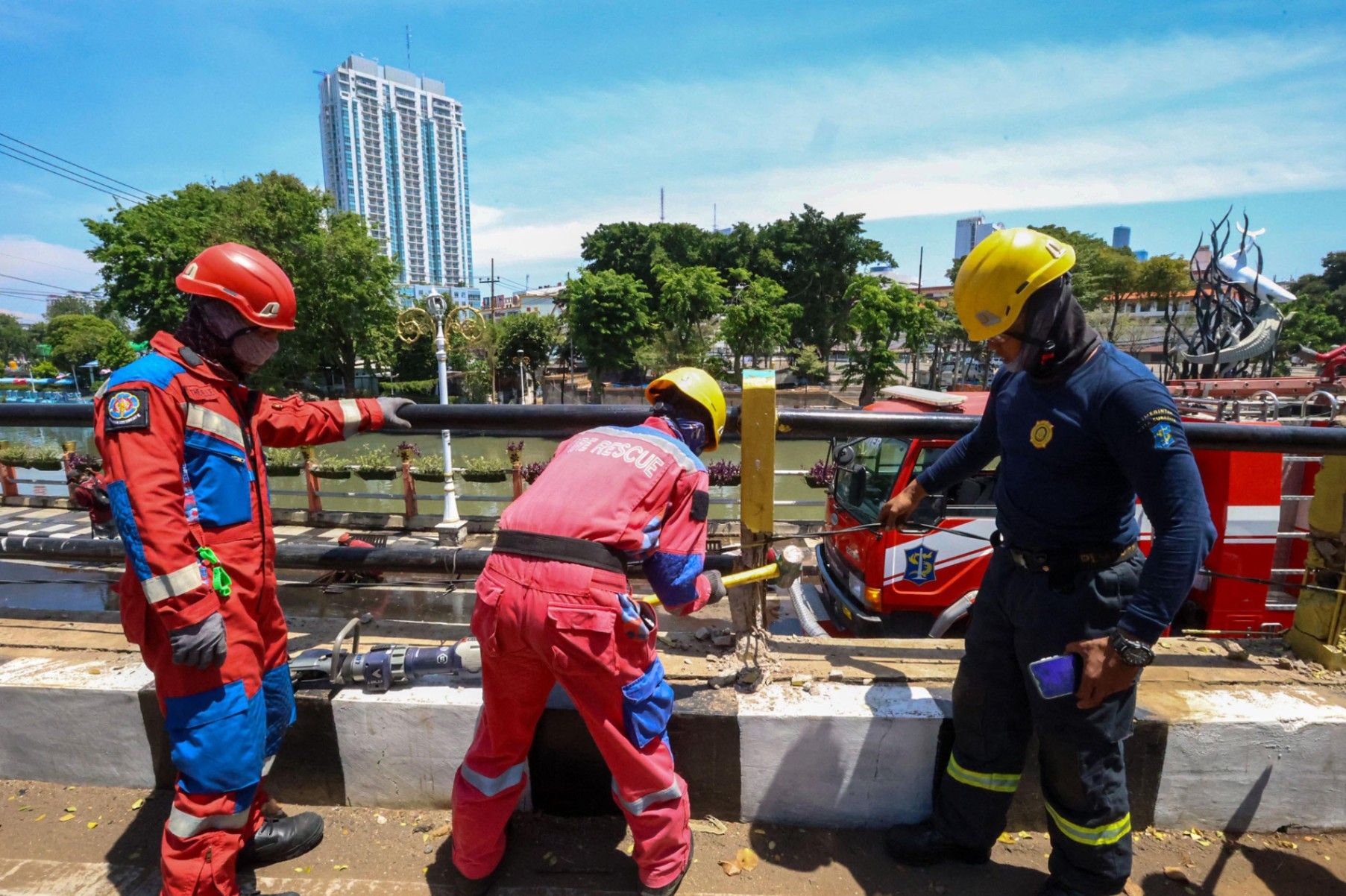 Perbaikan fasilitas umum yang rusak usai aksi unjuk rasa besar-besaran beberapa hari yang lalu. (Foto: Pemkot Surabaya)