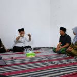 Wali Kota Surabaya Eri Cahyadi melakukan takziah ke kediaman almarhum Edi, Komandan Regu Pemadam Kebakaran (PMK) Pos Kandangan, di Dusun Bulang Kulon, Benjeng, Kabupaten Gresik pada Senin (8/9/2025). (Foto: Humas Pemkot Surabaya)