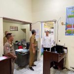 Wali Kota Surabaya, Eri Cahyadi (kemeja putih), melakukan sidak di Kantor Kelurahan Kebraon, Kecamatan Karang Pilang, Senin (8/9/2025). (Foto: Pemkot Surabaya)