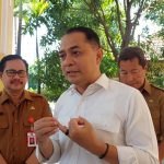 Wali Kota Surabaya, Eri Cahyadi, usai melakukan inspeksi mendadak (sidak) di Kelurahan Kebraon, Kecamatan Karang Pilang, Senin (8/9/2025). (Foto: Pemkot Surabaya)