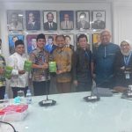 Foto bersama rombongan LHKP PP Muhammadiyah usai melakukan audiensi dan menyampaikan usulan alternatif sistem pemilu kepada Wakil Ketua Komisi II DPR RI Fraksi Partai Golkar, Zulfikar Arse Sadikin, Jumat (19/9/2025). (Foto: Dok. LHKP)