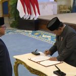Presiden RI Prabowo Subianto menandatangani berita acara pelantikan Menteri Haji dan Umrah, M Irfan Yusuf, dalam pelantikan menteri dan wakil menteri di Istana Negara, Jakarta, Senin (8/9/2025). (Foto: tangkapan layar setpres)