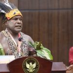 Salah satu korban PSN Lumbung Padi Nasional di Papua, Liborius Kodai Moiwend yang berasal dari Kampung Wogekel, Distrik Ilwayab, Kabupaten Merauke dihadirkan Pemohon sebagai saksi dalam sidan gpengujian Undang-Undang Nomor 2 Tahun 2022 tentang Cipta Kerja Menjadi Undang-Undang (UU Cipta Kerja) pada Senin (22/9/2025), di ruang sidang pleno MK. (Foto: MKRI)