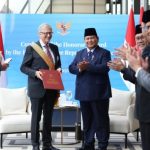 Presiden RI Prabowo Subianto memberi penghargaan Order of Distinguished Stars (Bintang Jasa Utama) kepada Bill Gates, di Hotel Millennium Hilton New York One UN Plaza, Amerika Serikat, Selasa, (23/9/2025). (Foto: BPMI Setpres)