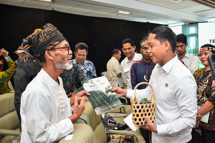 Menhut Raja Juli Antoni Tegaskan Komitmen Percepatan Penetapan Hutan Adat