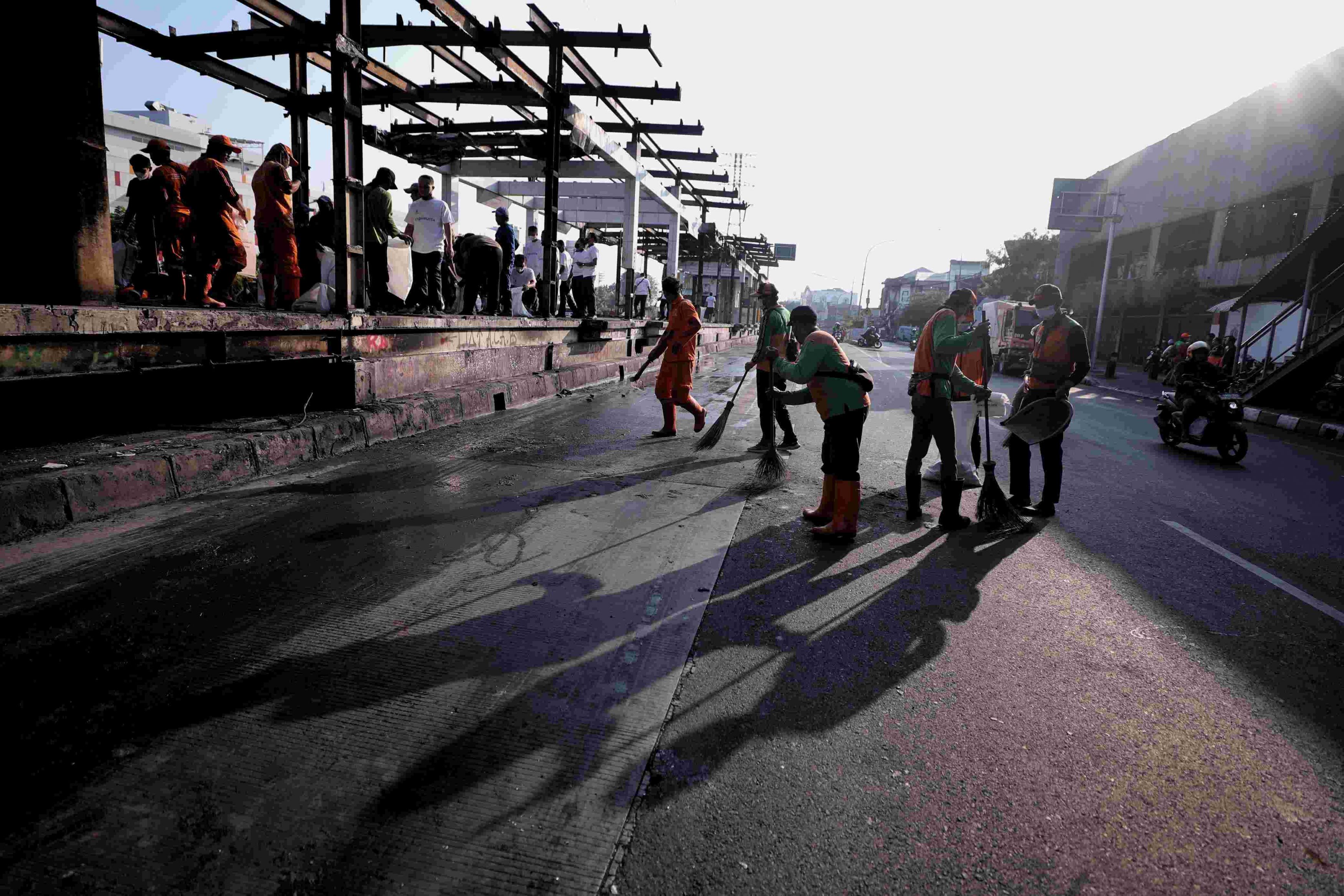 Rano Karno Ajak Warga Gotong Royong Bersihkan Halte Transjakarta