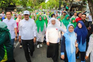 Ikuti Jalan Sehat Peringati HSN 2025 di Lamongan, Khofifah Ingatkan Spirit Resolusi Jihad