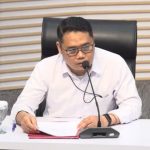 Plt Deputi Penindakan dan Eksekusi KPK, Asep Guntur Rahayu, saat konferensi pers penetapan tersangka kasus dugaan korupsi dana hibah untuk pokmas Jatim. (Foto: tangkapan layar siaran KPK)