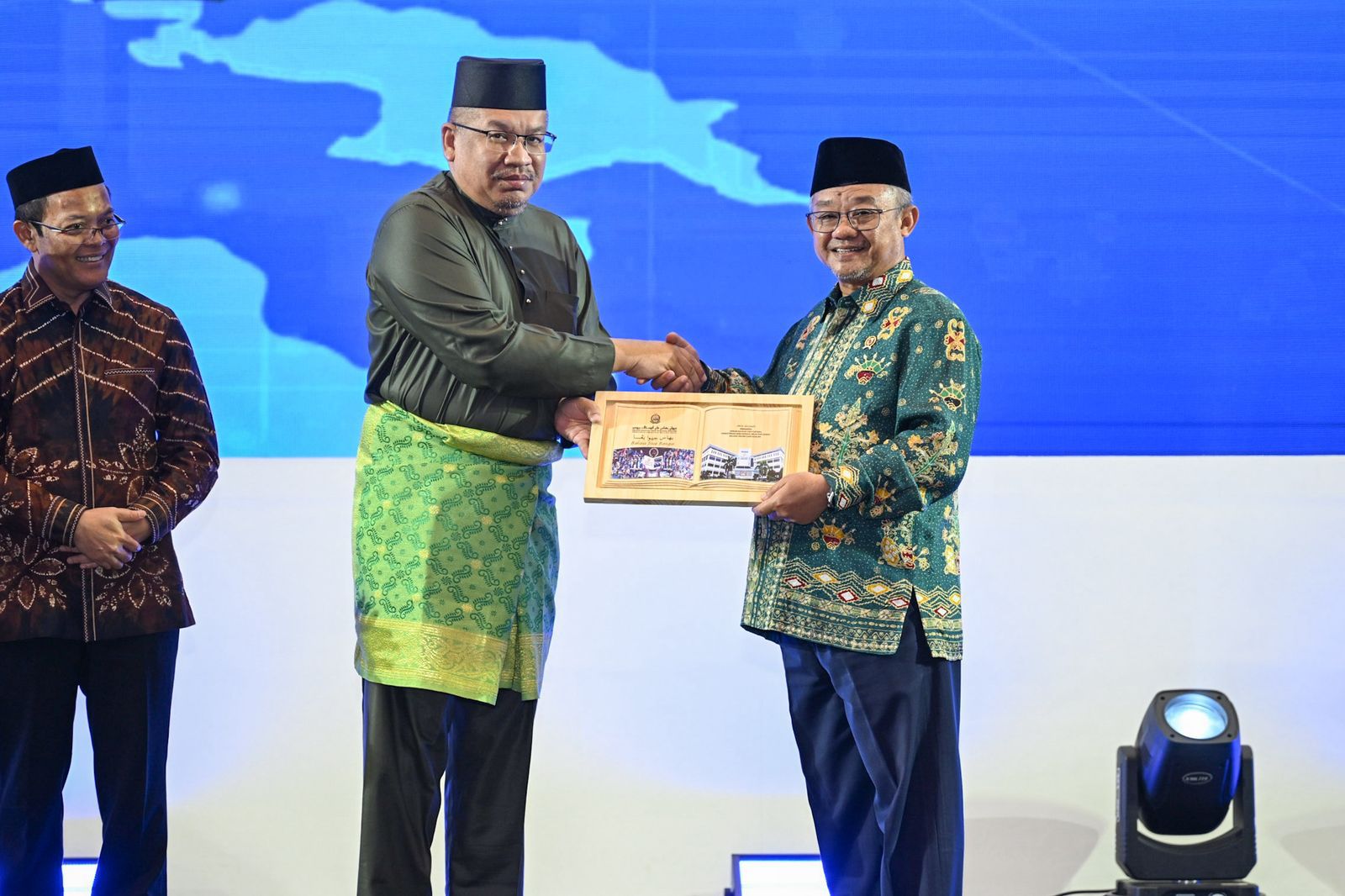 Satu Akar, Tiga Takdir: Mengapa Bahasa Indonesia dan Malaysia Bersaudara Namun Sering Bertengkar?