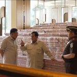 Presiden RI Prabowo Subianto (tengah) berbincang bersama Menteri Pertahanan Sjafrie Sjamsoeddin dan Jaksa Agung ST Burhanuddin, dalam penyerahan uang pengganti kerugian negara terkait kasus korupsi CPO dan turunannya, Senin (20/10/2025). (Foto: tangkapan layar Setpres/ Ubay NA)
