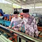 Haji Uma (kiri) meninjau Pabrik Khamarama Trust di Lhokseumawe. (Foto: Dok. Rizki/ IST)