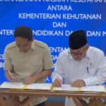 Penandatanganan MoU oleh Menhut Raja Juli Antoni (kiri) dan Mendikdasmen Abdul Mu'ti. (Foto: tangkapan layar)