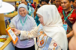Ribuan Insan Pendidikan Jatim Pecahkan Rekor MURI, Gubernur Khofifah: Ini Kado Istimewa HUT Ke-80