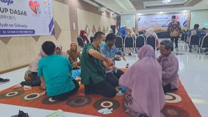 Kurniawan SKepNs saat mempraktikkan BLS. (Foto: Dok. Panitia)