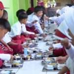 Para siswa SD sedang menyantap MBG. (Foto: Dok.)