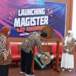 Wakil Rektor I Prof Hana Catur Wahyuni dan Wakil Rektor III Dr Nurdiansyah memukul gong sebagai simbolis peresmian Prodi Magister Ilmu Komunikasi Umsida. (Foto: Ubay NA/ IST)