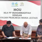 Penandatanganan MoU antara Majelis Lingkungan Hidup (MLH) PP Muhammadiyah dengan Yayasan Prakarsa Wana Lestari (Lestari Project) untuk edukasi dan literasi pengelolaan hutan. (Foto: Dok. MLH PP Muhammadiyah)