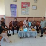 PDM Bangkalan secara resmi melaporkan keberadaan organisasi Persyarikatan Muhammadiyah ke Bakesbangpol pada Kamis (16/10/2025), sebagai bentuk kewajiban administratif ormas serta upaya memperkuat sinergi dengan pemerintah daerah. (Foto: Dok. PDM Bangkalan)