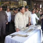 Presiden Prabowo Subianto menyaksikan langsung penyerahan aset rampasan dari tambang ilegal kepada PT Timah Tbk, di Bangka, Senin (6/10/2025). (Foto: tangkapan layar setpres)