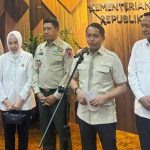 Menteri Kehutanan Raja Juli Antoni memberikan keterangan kepada awak media. (Foto: Kemenhut)