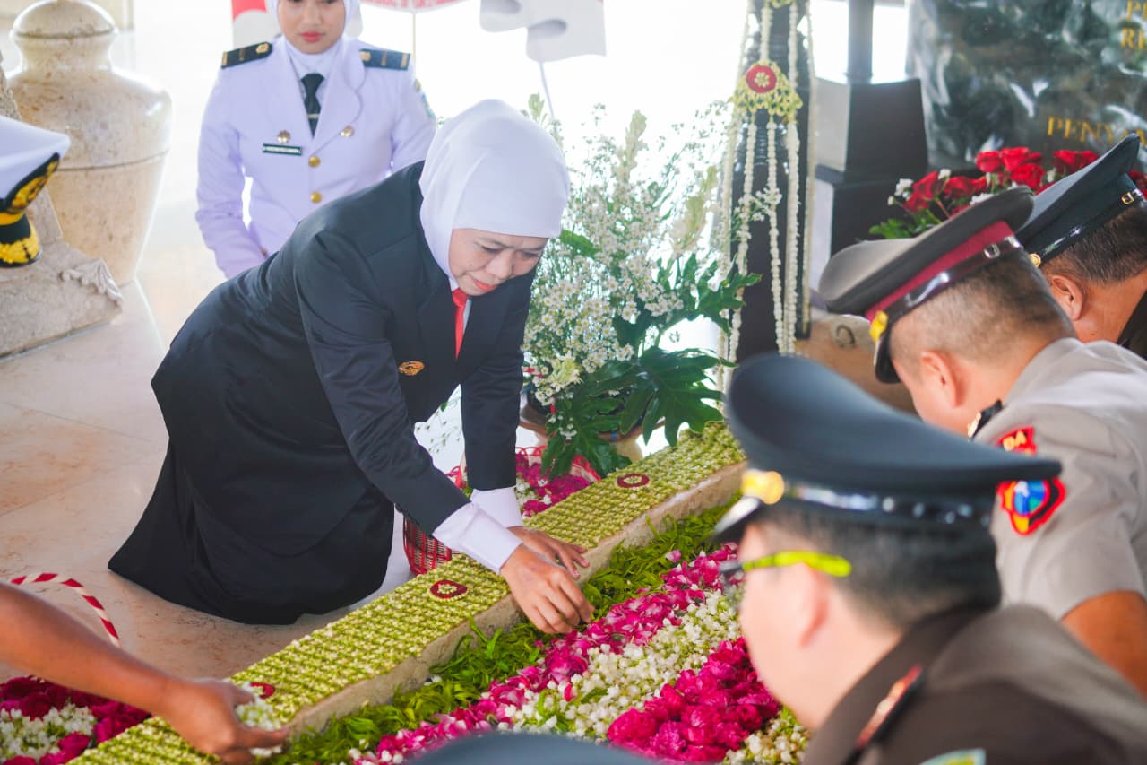 Ziarah Makam Bung Karno di Kota Blitar, Khofifah Ajak Generasi Muda Teladani Semangat Gotong Royong