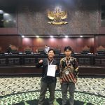 Dian Prahara Batubara (kiri) dan Moch. Jian Niam Al Kamil (kanan) setelah sidang pengucapan Putusan Nomor 159/PUU-XXIII/2025 di Ruang Sidang Pleno MK, Jakarta. Foto: Kiriman narasumber.